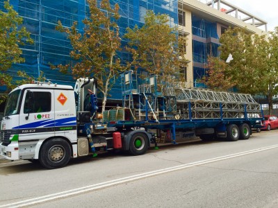 Trailer Grúa transportando andamio eléctrico 