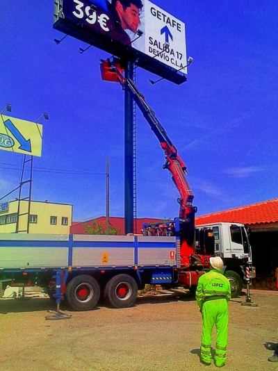 Camión Grúa PK 44000 realizando trabajo con cesta.