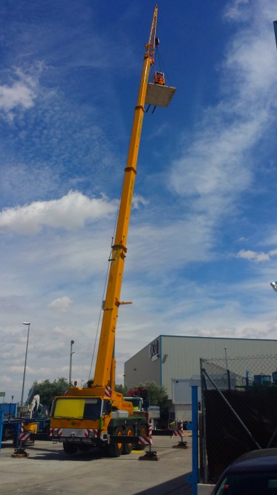 Grua telescópica a 40 metros con 6 tm.