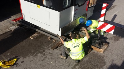 Operarios de GRUAS LOPEZ colocando los railes