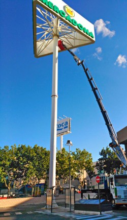 Trabajos con cesta en Mono Poste Publicitario