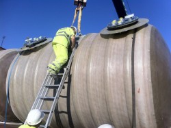 Personal GRUAS LÓPEZ estrobando el tanque