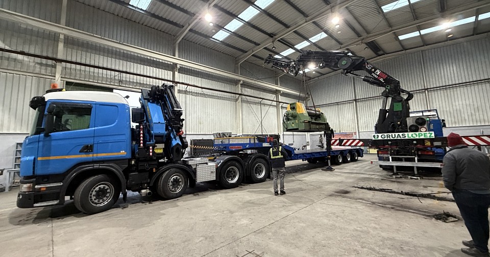 Trailer Góndola transportando Equipos de artes gráficas .