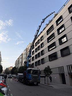 Izado de placas solares y bordillos